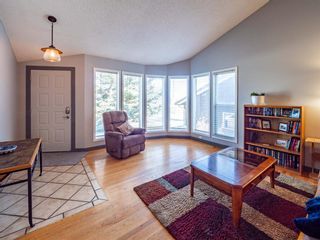 Photo 4: 131 Stratton Crescent SW in Calgary: Strathcona Park Detached for sale : MLS®# A1086351