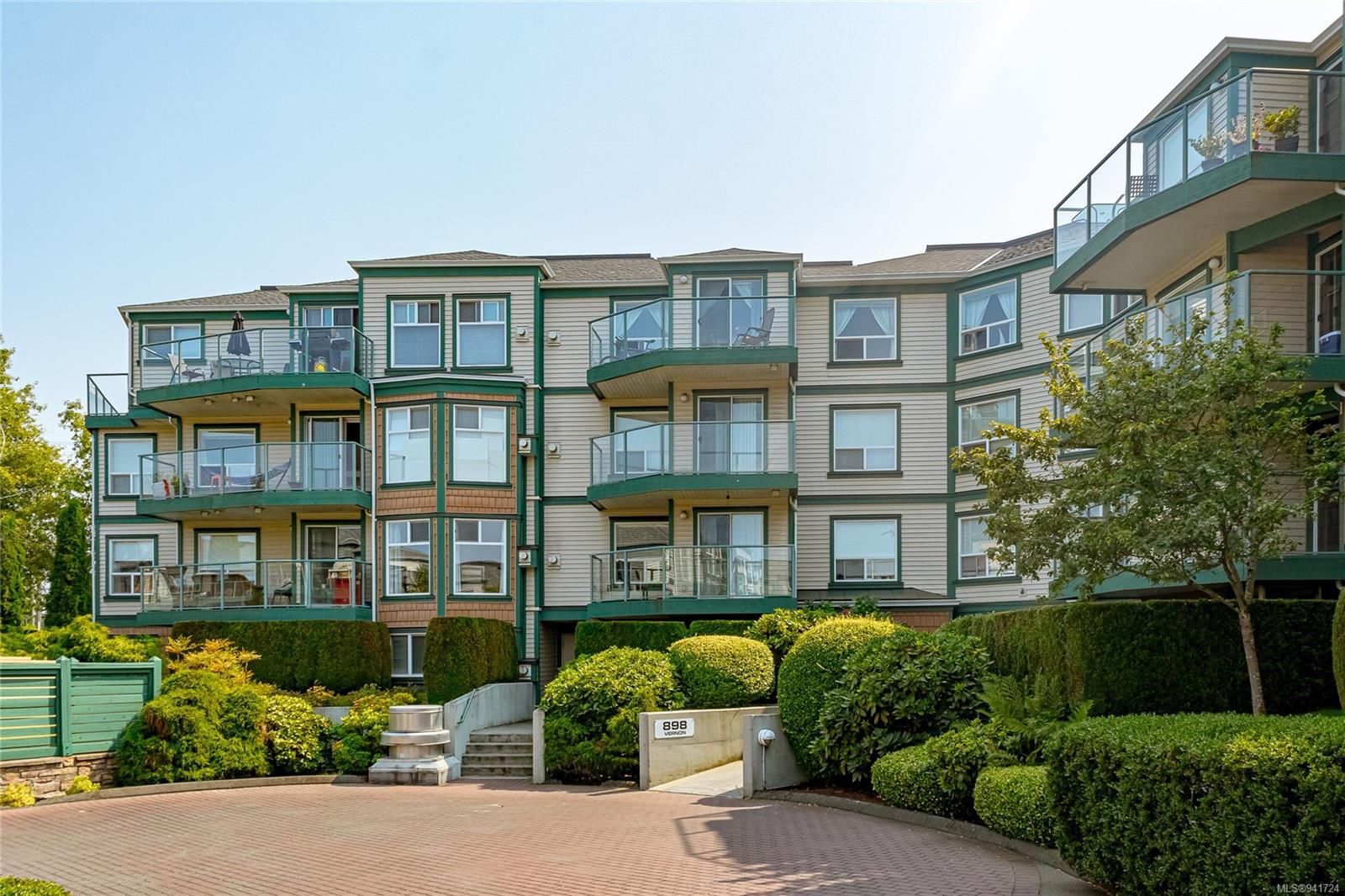 Main Photo: 203 898 Vernon Ave in Saanich: SE Swan Lake Condo for sale (Saanich East)  : MLS®# 941724