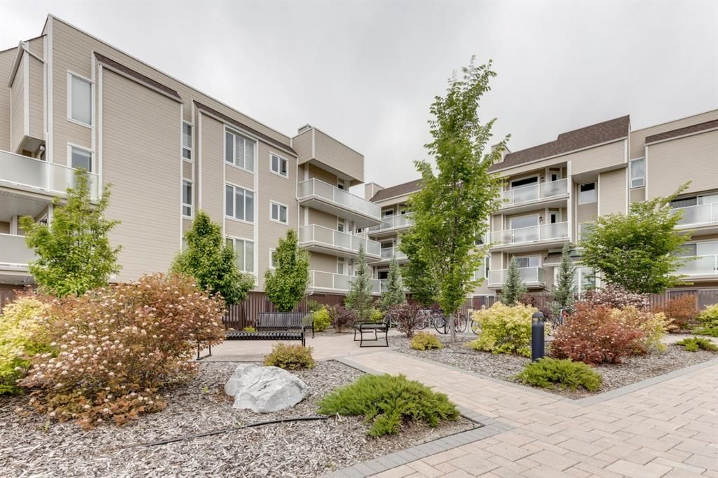 Main Photo: 106 3717 42 Street NW in Calgary: Varsity Apartment for sale : MLS®# A1238605