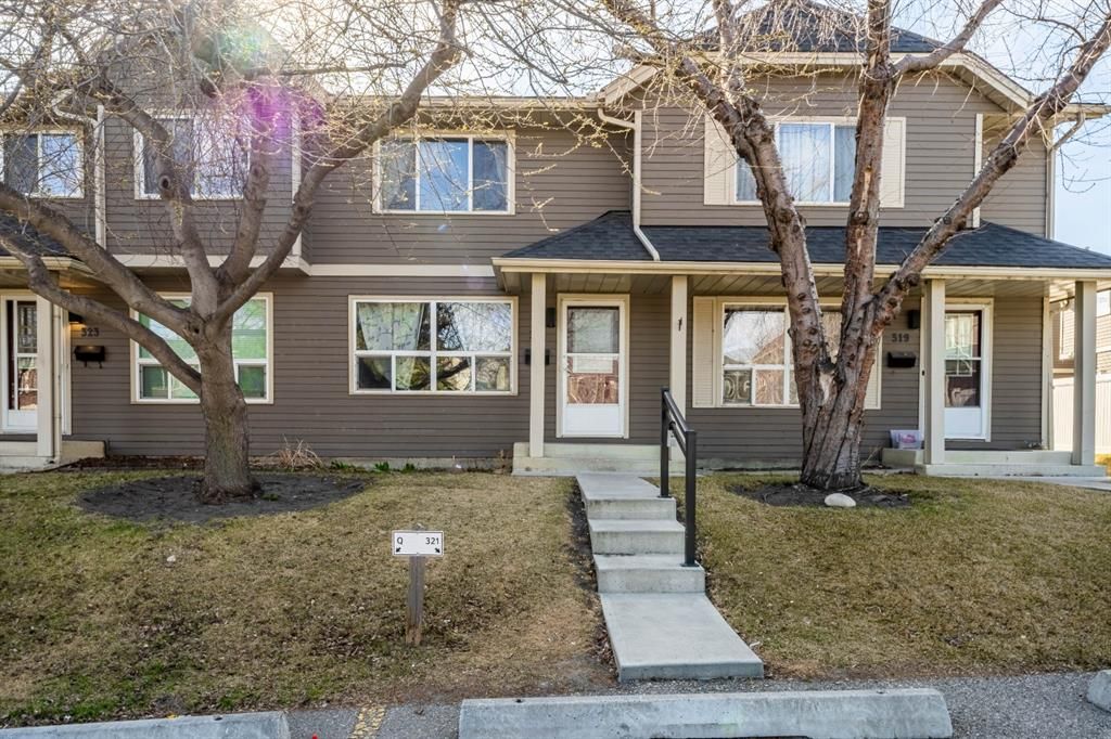 Main Photo: 321 Queenston Heights SE in Calgary: Queensland Row/Townhouse for sale : MLS®# A1201430