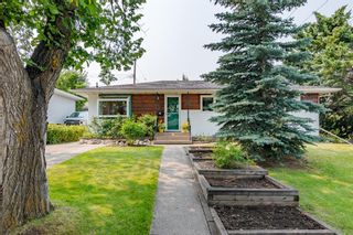 Photo 2: 303 42 Street SW in Calgary: Wildwood Detached for sale : MLS®# A1134148