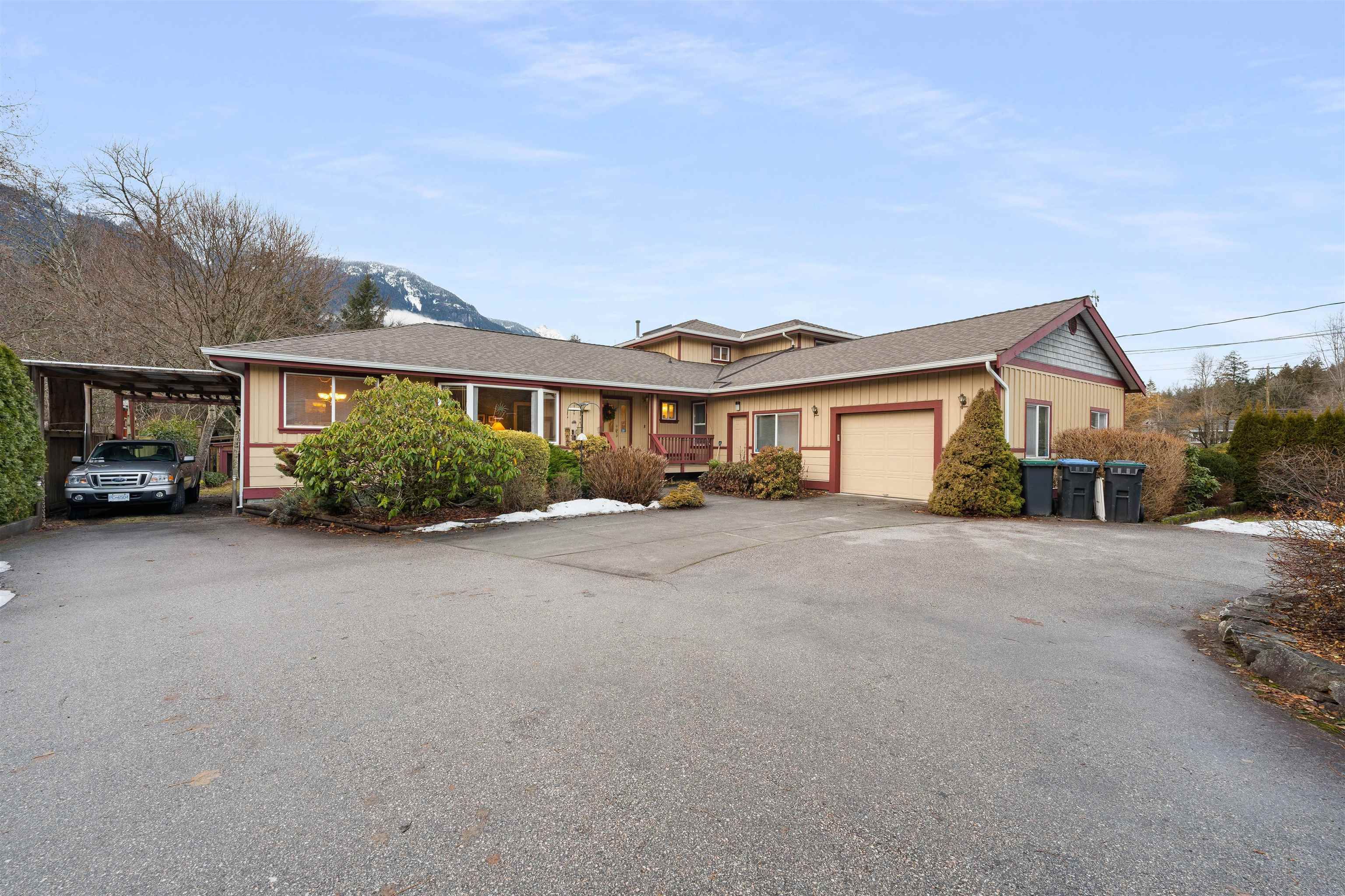 Main Photo: 41545 GOVERNMENT Road in Squamish: Brackendale House for sale : MLS®# R2751870