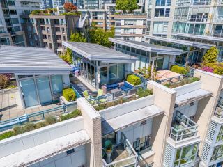 Photo 3: 321 1228 MARINASIDE Crescent in Vancouver: Yaletown Townhouse for sale in "Crestmark 2" (Vancouver West)  : MLS®# R2879908