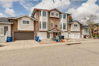 Main Photo: 411 20 Street NW in Calgary: West Hillhurst Row/Townhouse for sale : MLS®# A2048086