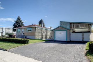 Photo 1: 2002 44 Street SE in Calgary: Forest Lawn Detached for sale : MLS®# A1222886