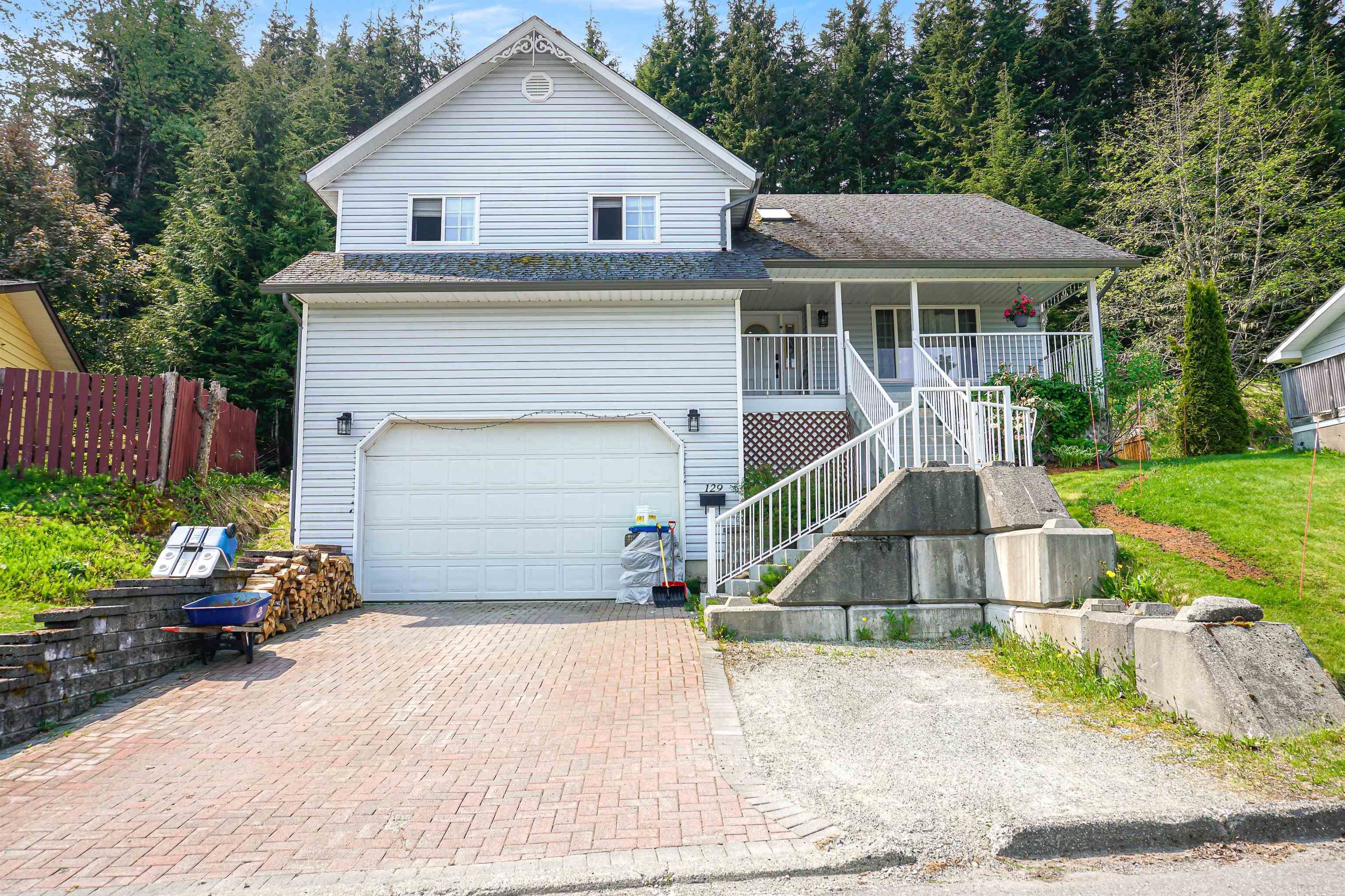 Main Photo: 129 ANGLE Street: Kitimat House for sale : MLS®# R2848858