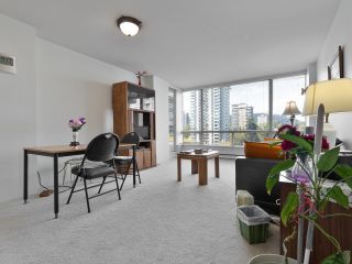Photo 3: 1308 9623 MANCHESTER Drive in Burnaby: Cariboo Condo for sale in "STRATHMORE TOWERS" (Burnaby North)  : MLS®# R2878255