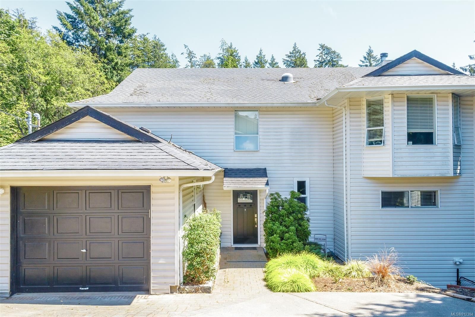 Main Photo: 3542 Desmond Dr in Langford: La Olympic View House for sale : MLS®# 912384