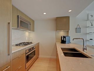 Photo 10: 301 125 E 14TH Street in North Vancouver: Central Lonsdale Condo for sale in "Centreview" : MLS®# R2786423