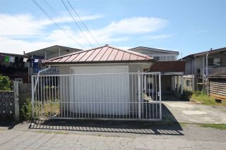 Photo 2: 2059 E 54TH Avenue in Vancouver: Killarney VE House for sale (Vancouver East)  : MLS®# R2292030