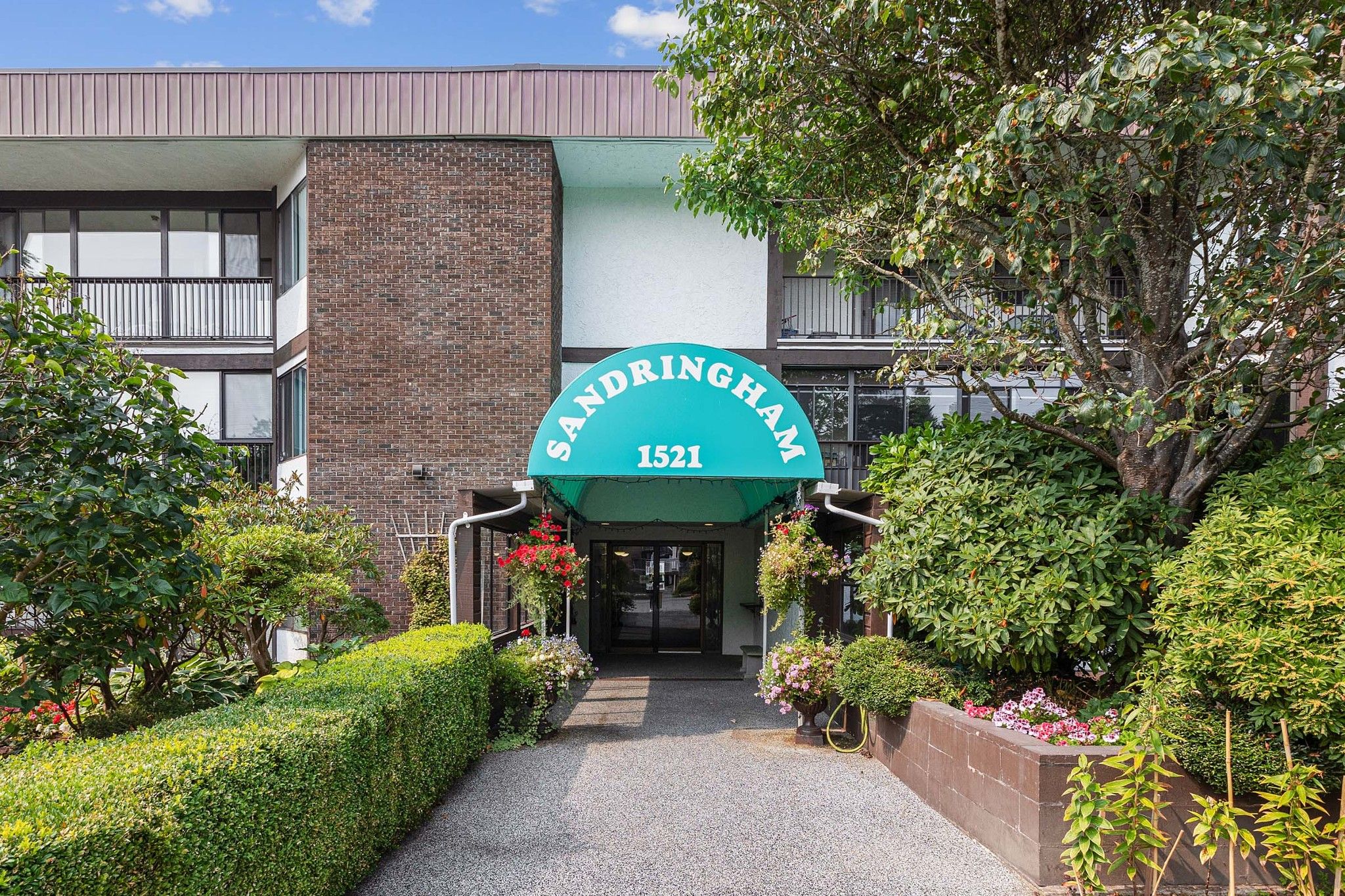 Main Photo: 106 1521 BLACKWOOD Street: White Rock Condo for sale in "THE SANDRINGHAM" (South Surrey White Rock)  : MLS®# R2810963
