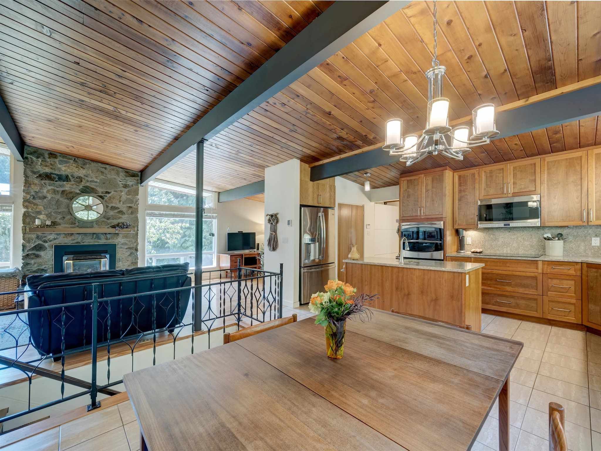 Main Photo: 628 KING Road in Gibsons: Gibsons & Area House for sale (Sunshine Coast)  : MLS®# R2596005