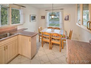 Photo 8: 2025 Lansdowne Rd in VICTORIA: OB Henderson House for sale (Oak Bay)  : MLS®# 759045