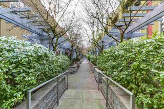 Photo 2: 30 795 W 8TH Avenue in Vancouver: Fairview VW Townhouse for sale in "Dover Pointe" (Vancouver West)  : MLS®# R2281073