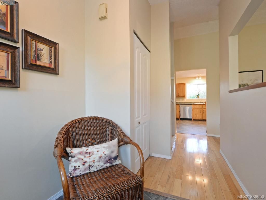 Photo 11: Photos: 11 Quincy St in VICTORIA: VR Hospital House for sale (View Royal)  : MLS®# 775790