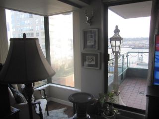 Photo 6: 405 410 CARNARVON Street in New Westminster: Downtown NW Condo for sale : MLS®# R2428673