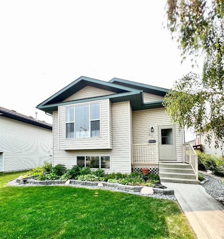 Main Photo: 231 Duston Street: Red Deer Detached for sale : MLS®# A2066093