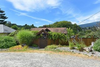 Photo 3: 317 HEADLANDS Road in Gibsons: Gibsons & Area House for sale in "LOWER GIBSONS" (Sunshine Coast)  : MLS®# R2715154