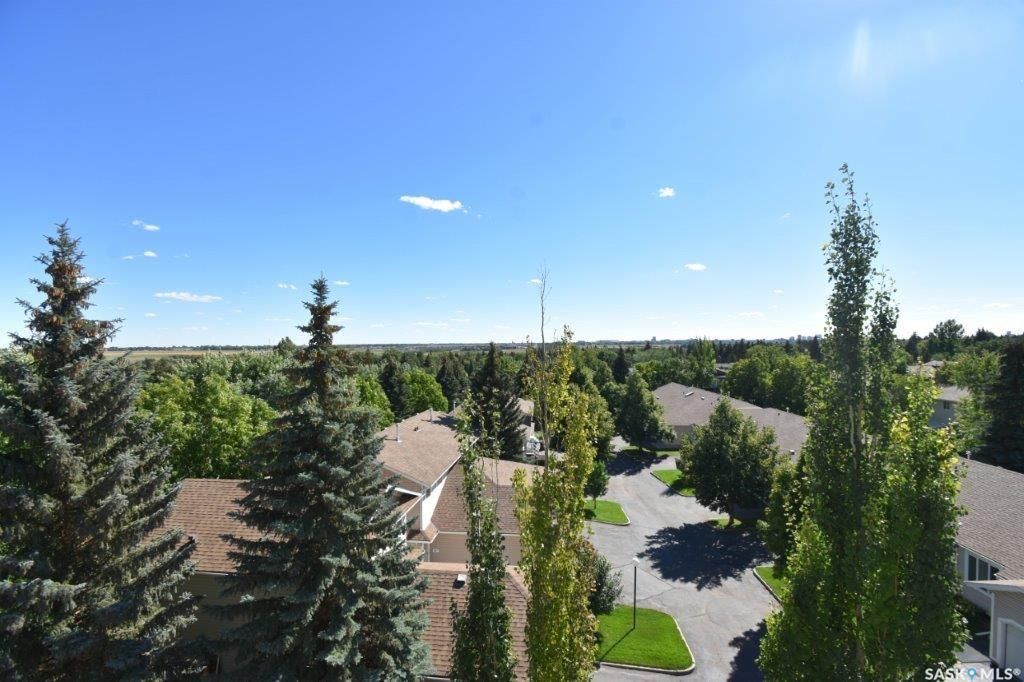 Main Photo: 403 227 Pinehouse Drive in Saskatoon: Lawson Heights Residential for sale : MLS®# SK910547