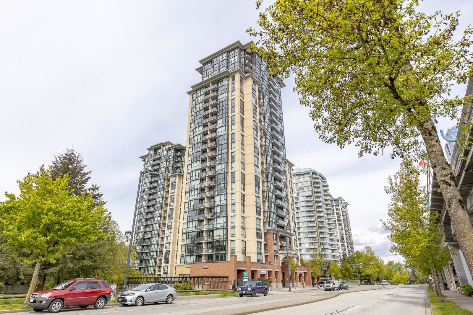 Main Photo: 2201 10777 UNIVERSITY Drive in Surrey: Whalley Condo for sale in "CITY POINT" (North Surrey)  : MLS®# R2690373