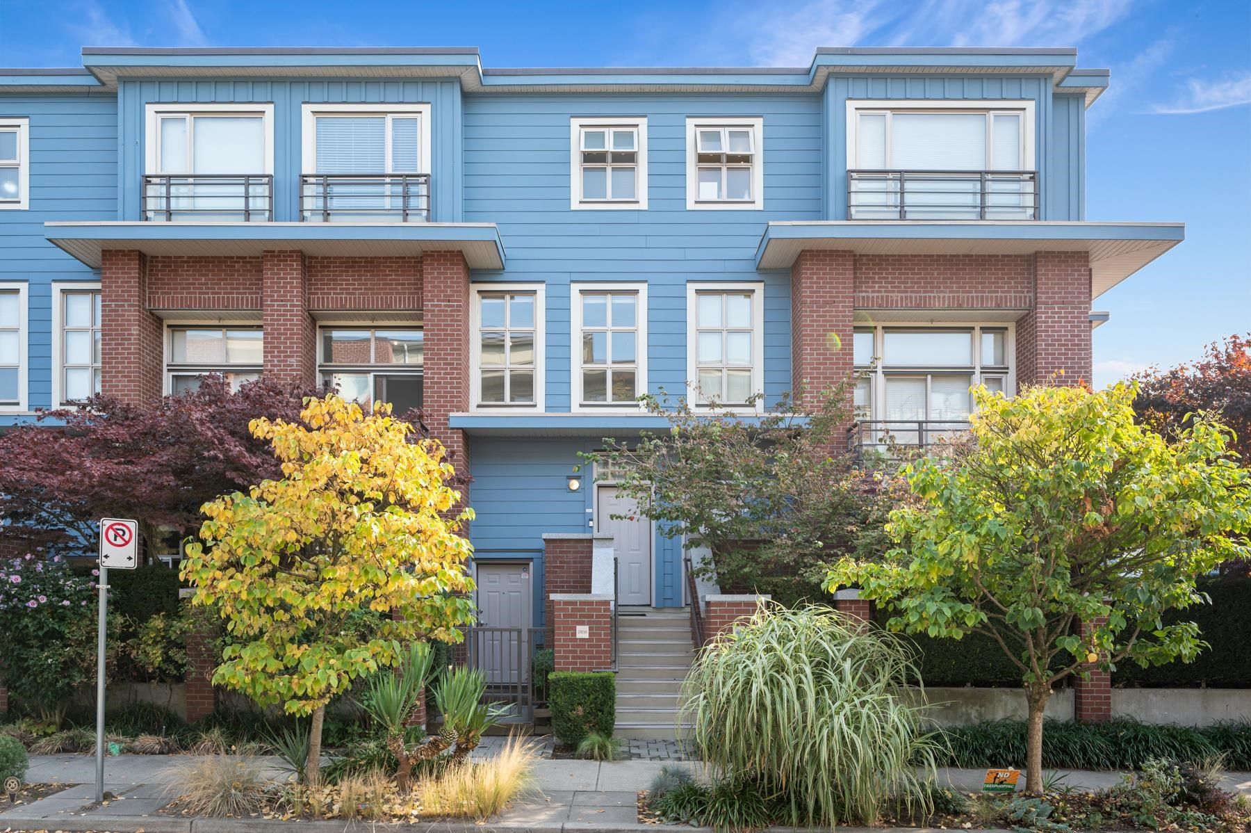 Main Photo: 2838 WATSON Street in Vancouver: Mount Pleasant VE Townhouse for sale (Vancouver East)  : MLS®# R2740170