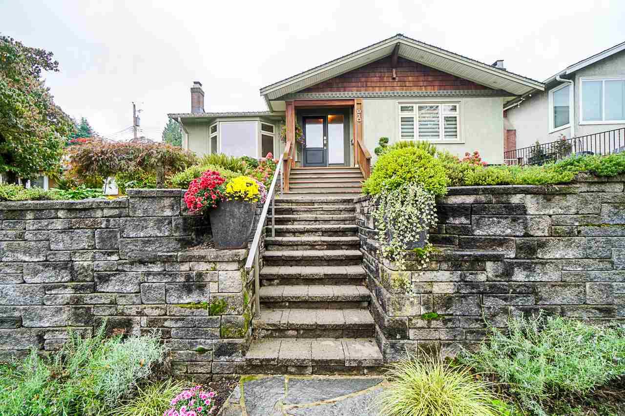 Main Photo: 910 KENT STREET in New Westminster: The Heights NW House for sale : MLS®# R2407320