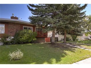 Main Photo: 136 QUEENSLAND Drive SE in Calgary: Queensland House for sale : MLS®# C4080286