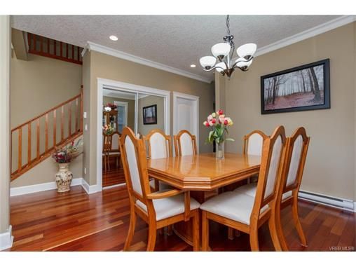 Photo 6: Photos: 1116 Knibbs Pl in VICTORIA: SW Strawberry Vale House for sale (Saanich West)  : MLS®# 749384