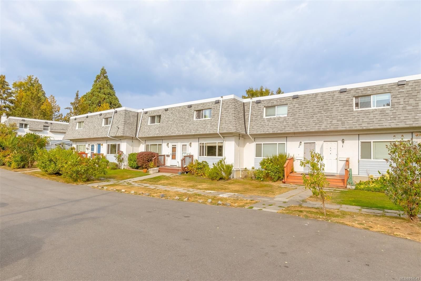 Main Photo: 5 1040 Kenneth St in Saanich: SE Lake Hill Row/Townhouse for sale (Saanich East)  : MLS®# 914543