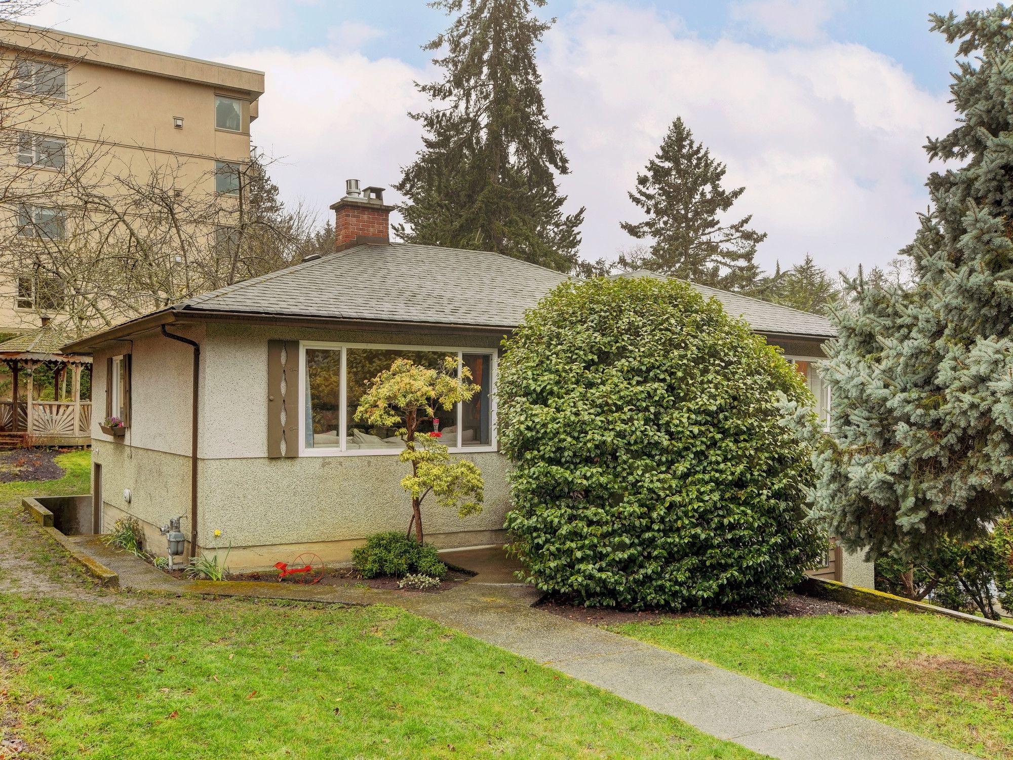 Main Photo: 1083 Lodge Ave. in Victoria: Saanich East House for sale