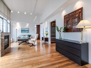 Photo 2: PH3 1050 SMITHE Street in Vancouver: West End VW Condo for sale in "STERLING" (Vancouver West)  : MLS®# R2495075