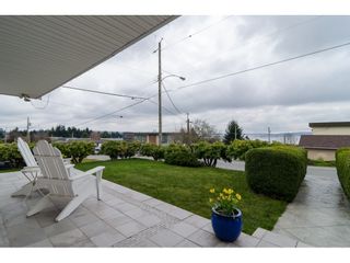Photo 2: 15789 CLIFF Avenue: White Rock House for sale in "EAST BEACH HILLSIDE" (South Surrey White Rock)  : MLS®# R2456817