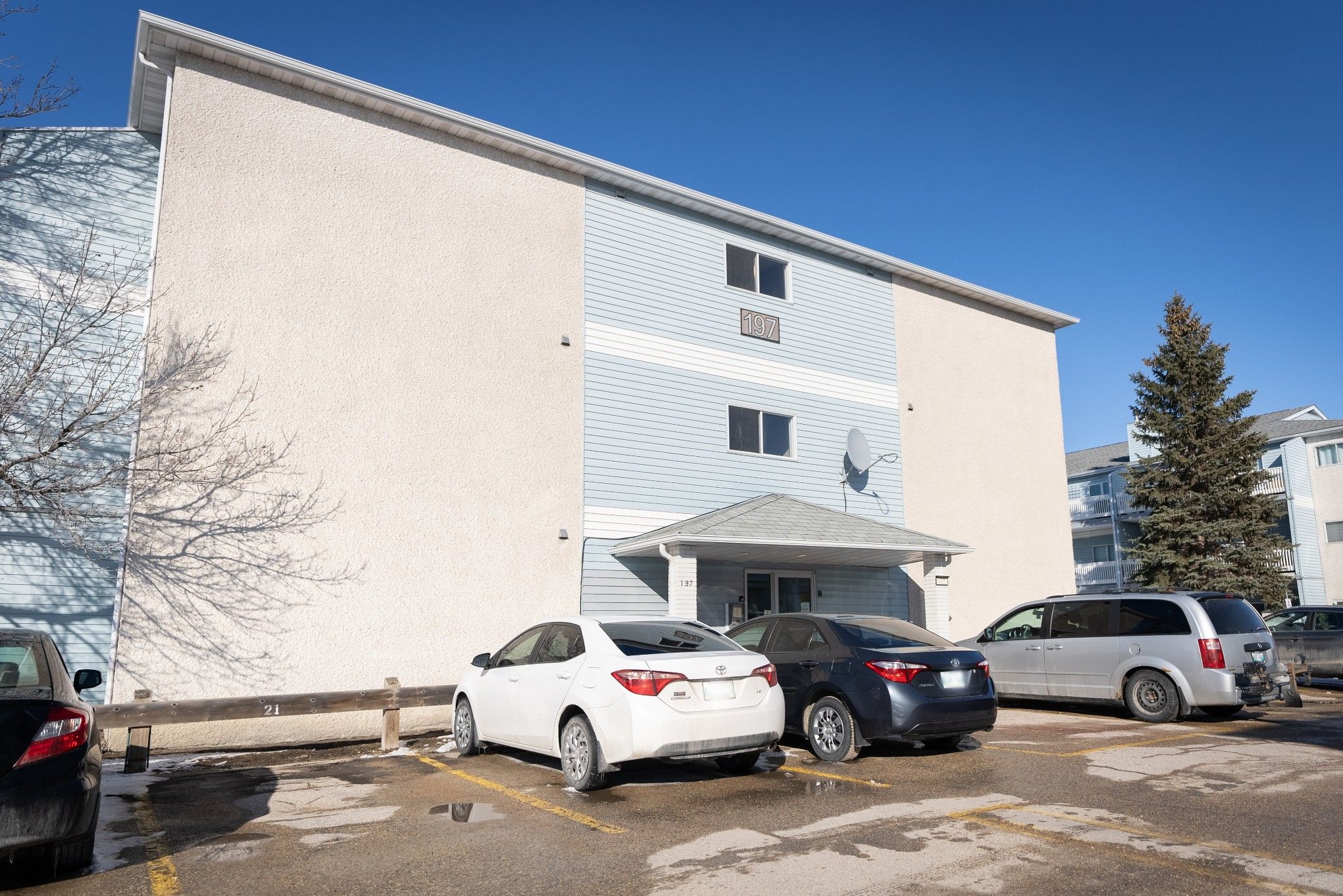 Main Photo: 302 197 Watson Street in Winnipeg: Maples Apartment for sale (4H)  : MLS®# 202206947