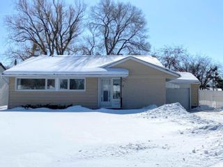 Photo 1: 2 Vavasour Avenue in Winnipeg: Silver Heights Residential for sale (5F)  : MLS®# 202304435