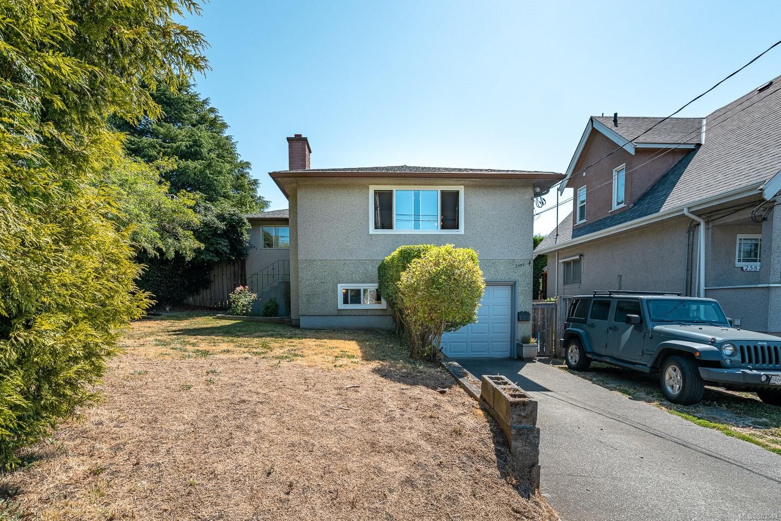 Main Photo: 2589 Cook St in Victoria: Vi Fernwood House for sale : MLS®# 883043