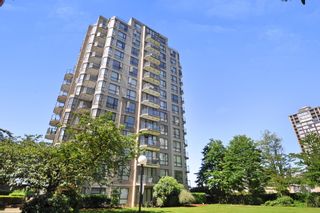 Photo 1: 802 55 TENTH Street in New Westminster: Downtown NW Condo for sale in "WESTMINSTER TOWERS" : MLS®# R2309688