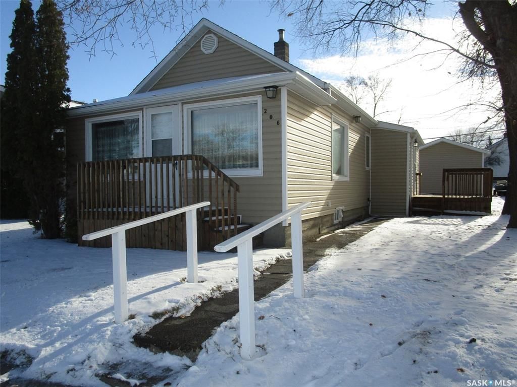 Main Photo: 206 3rd Avenue East in Assiniboia: Residential for sale : MLS®# SK951163