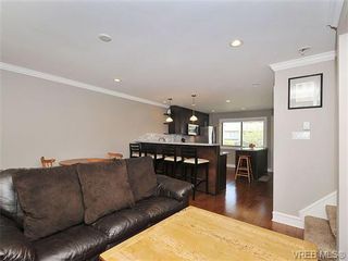 Photo 5: 703 640 Broadway St in VICTORIA: SW Glanford Row/Townhouse for sale (Saanich West)  : MLS®# 643297