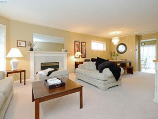 Photo 4: 4001 Santa Rosa Pl in VICTORIA: SW Strawberry Vale House for sale (Saanich West)  : MLS®# 780186