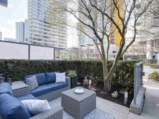 Photo 3: 133 REGIMENT Square in Vancouver: Downtown VW Townhouse for sale in "SPECTRUM" (Vancouver West)  : MLS®# R2152733