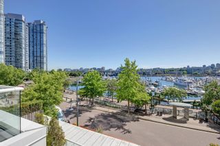 Photo 1: TH K 1111 MARINASIDE Crescent in Vancouver: Yaletown Townhouse for sale in "AQUARIUS VILLAS" (Vancouver West)  : MLS®# R2739069