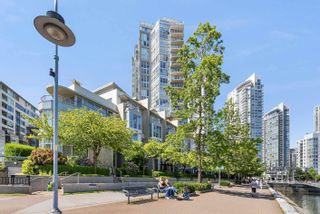 Photo 1: 1906 1228 MARINASIDE Crescent in Vancouver: Yaletown Condo for sale (Vancouver West)  : MLS®# R2836521