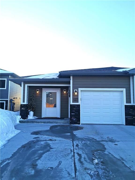 Main Photo: 127 Grandview Drive in Steinbach: R16 Residential for sale : MLS®# 202302450