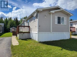 Photo 1: Beautifully maintained 3 Bedroom modular home on a rented lot in Creekside Village.