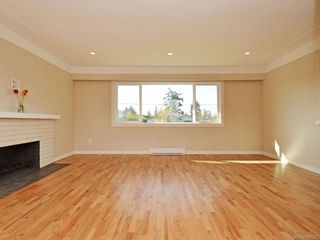 Photo 2: 560 Tait St in VICTORIA: SW Glanford House for sale (Saanich West)  : MLS®# 699062