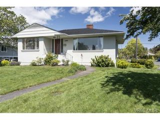 Photo 15: 2090 Allenby St in VICTORIA: OB Henderson House for sale (Oak Bay)  : MLS®# 700199