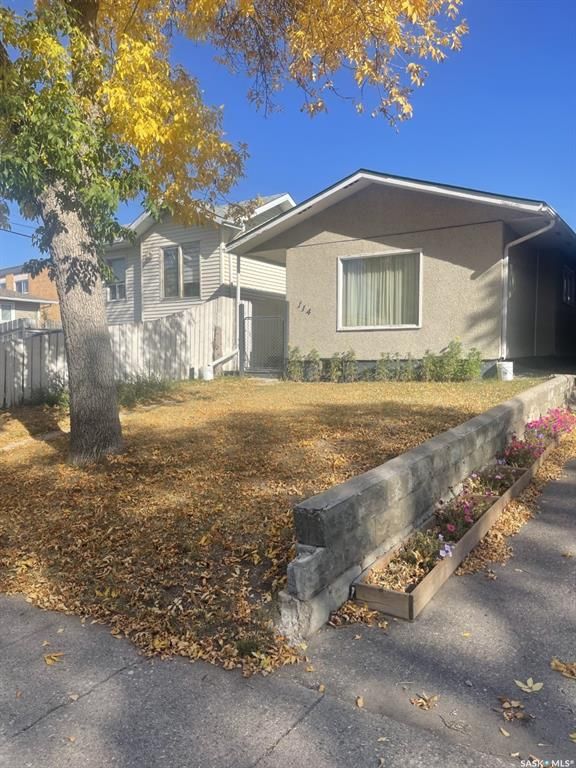 Main Photo: 114 Q Avenue South in Saskatoon: Pleasant Hill Residential for sale : MLS®# SK920461