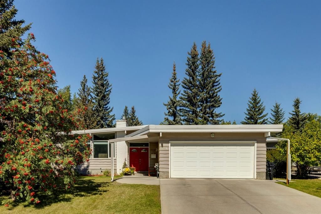 Main Photo: 4 Varslea Place NW in Calgary: Varsity Detached for sale : MLS®# A1145098