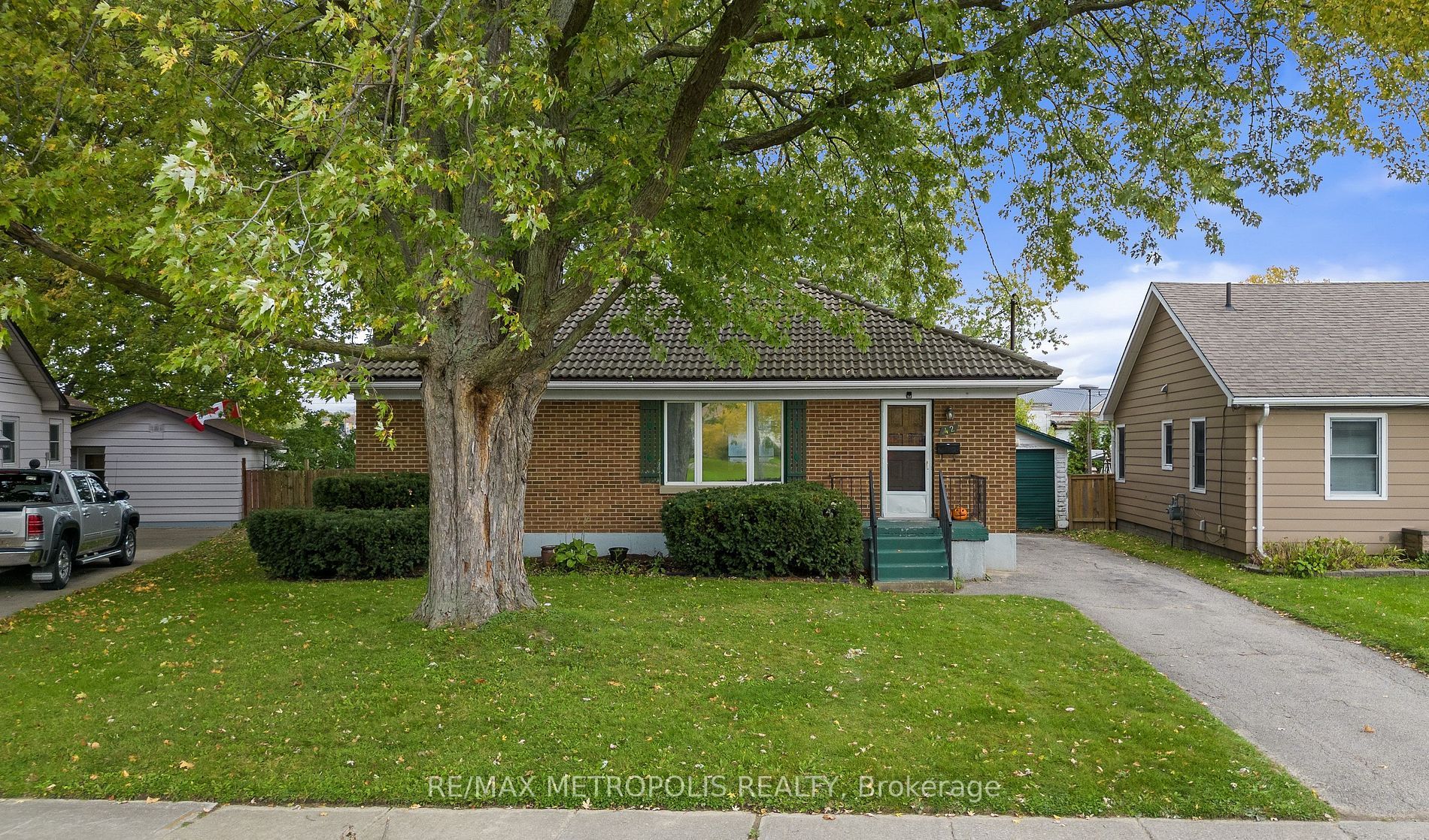 Main Photo: 42 Warwick Drive in Chatham-Kent: Wallaceburg House (Bungalow) for lease : MLS®# X7388132