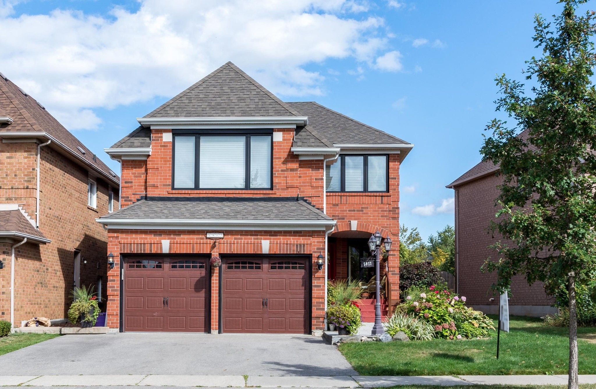 Main Photo: 5917 Greensboro Drive in Mississauga: Central Erin Mills House (2-Storey) for sale : MLS®# W4588271